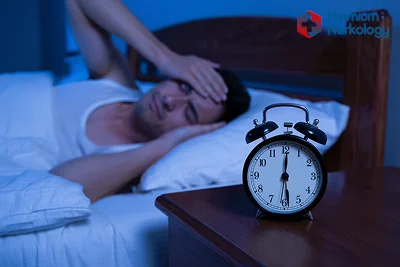 Мужчина лежит на кровати